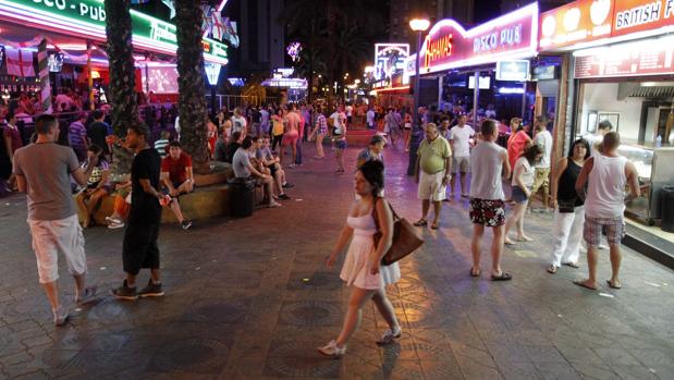 Imagen de archivo de una de las calles de locales de fiesta en Benidorm
