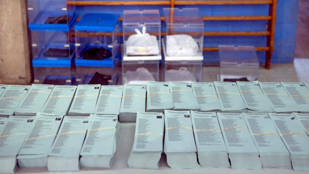 Papeletas y urnas preparadas para su traslado a colegios electorales