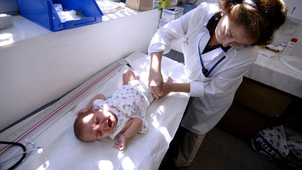 Un bebé recibe una vacuna en un centro de salud