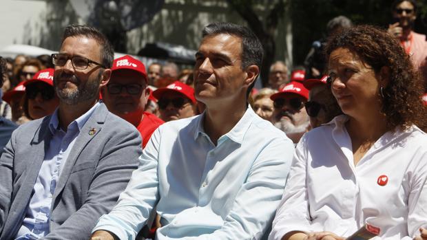 De izquierda a derecha, el candidato socalista a la alcaldía de Palma de Mallorca, José Hila, el presidente del Gobierno en funciones y secretario general del PSOE, Pedro Sánchez y la candidata del PSOE al Consell de Mallorca, Catalina Cladera