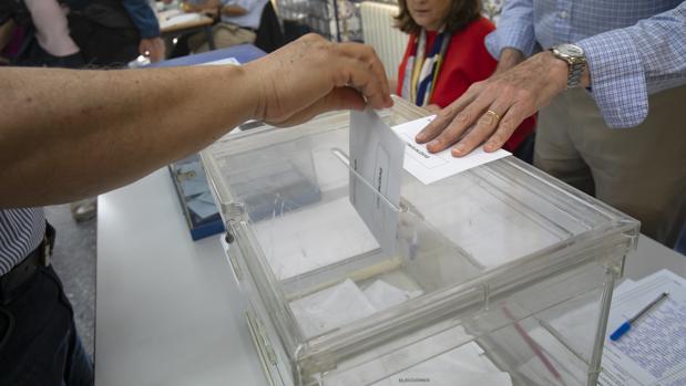 Un hombre deposita su voto en las elecciones municipales, autonómicas y europeas 2019