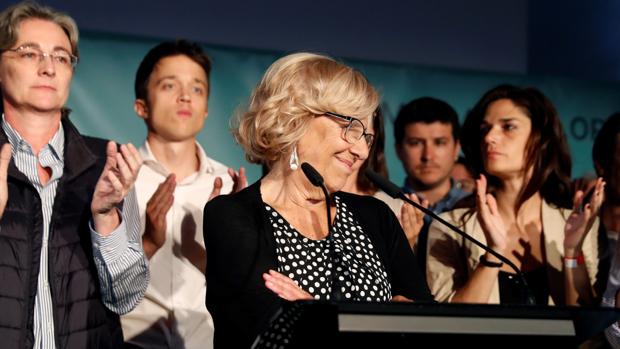 Manuela Carmena, arropada por su equipo de Más Madrid
