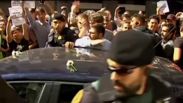 En algunas actuaciones, el acoso a la Guardia Civil llegó a casi bloquear su paso