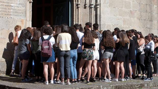 Compañeros de los jóvenes fallecidos, en el exterior de la iglesia de Santiago, en Redondela