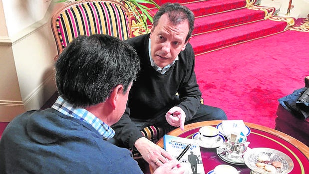 Lejarza (de espaldas) y Rueda, autores del libro
