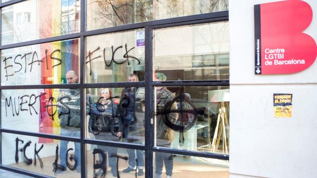 Frase pintada en enero en el Centro LGTBI de Barcelona que reza «estáis muertos»