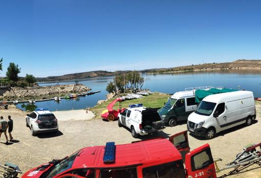 Equipos de bomberos y de la Guardia Civil desplegados en el embalse de Mequinenza