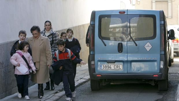 Nilos cruzando la calle de camino al colegio