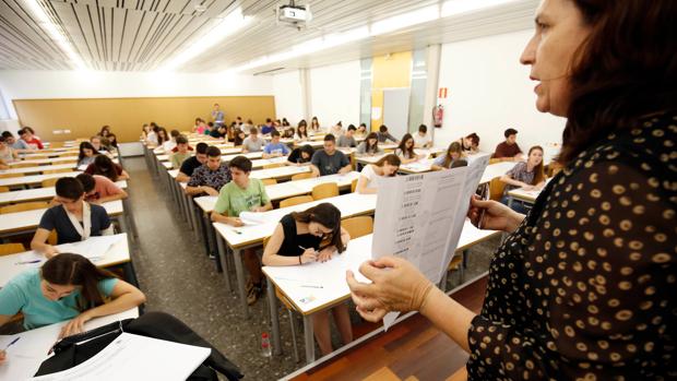 Imagen de archivo de un examen de las PAU en Valencia