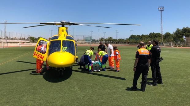 Personal del SAMU se dispone a trasladar al herido en el helicóptero medicalizado