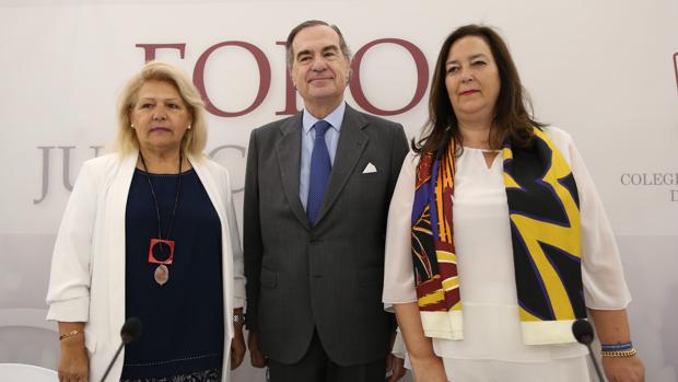 Ángeles Pedraza, José María Alonso y Maite Araluce en el acto de homenaje a las víctimas del terrorismo