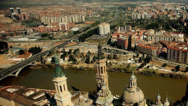 Vista panorámica de la capital aragonesa, con las torres de la Basílica del Pilar en primer plano