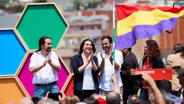 Pablo Iglesias, Ada Colau y Alberto Garzón, en un mitin con la bandera de la II República