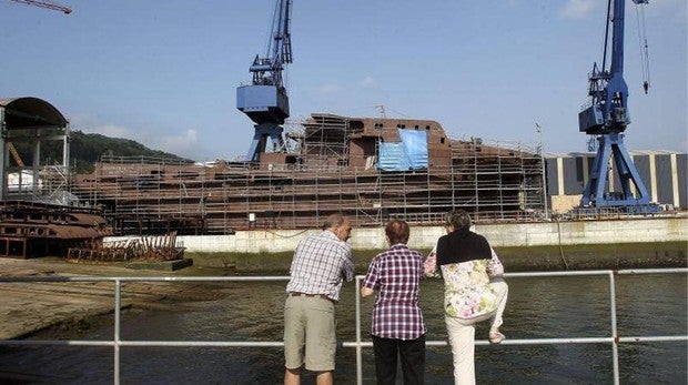 Imagen de archivo de unas personas en el astillero de Pasajes (Guipúzcoa)