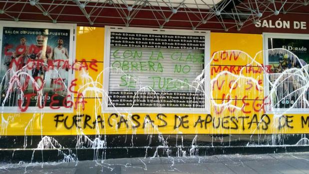 Uno de los establecimientos de apuestas afectados, totalmente vandalizado tras la ofensiva
