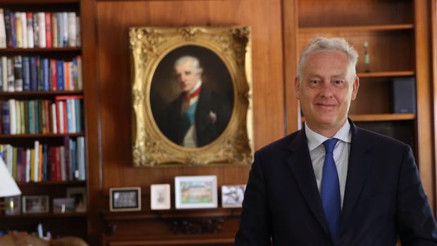El embajador británico, en una estancia de su residencia. Detrás un retrato del Duque de Wellington