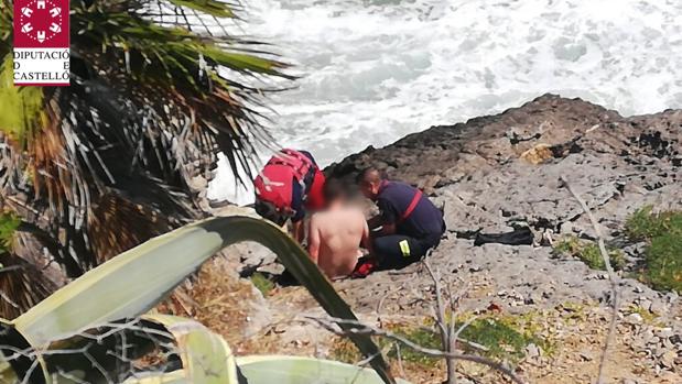 Momento del rescate de los menores en Oropesa