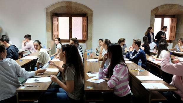 Estudiantes se presentan a la evaluacion de Bachillerato en el distrito de Salamanca
