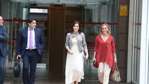 Isabel Díaz Ayuso, con su equipo: de izq. a dcha,, Alfonso Serrano, David Pérez y Ana Camins