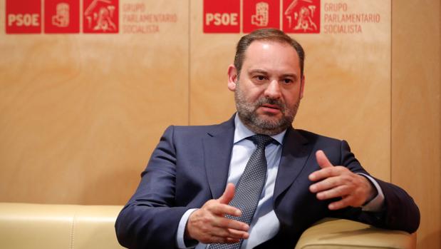 José Luis Ábalos, durante la reunión que mantuvo ayer con los representantes de Navarra Suma
