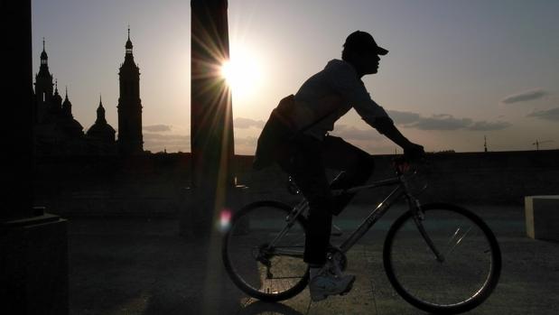 Imagen de un ciclista con la Basílica del Pilar al fondo