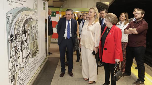 La viuda de Mingote, Isabel Vigiola, junto a la consejera de Transporte, Rosalía Gonzalo, en la estación de Rubén Darío
