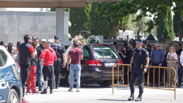 Coche fúnebre con los restos de Montse entrando al cementerio