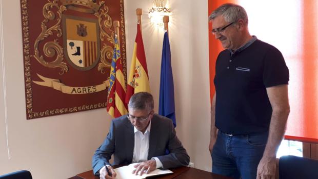 El alcalde de Agres, Josep Manel Francés, junto al exconseller Rafael Climent, en una visita al municipio