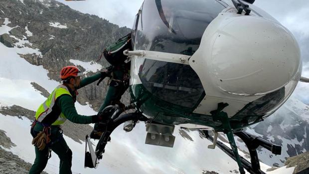 El helicóptero de la Guardia Civil, durante el operativo de rescate