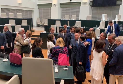 Abrazos y confidencias en el salón de plenos