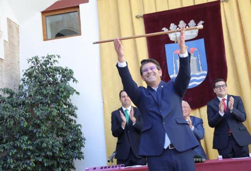 Jorge Rodríguez, expresidente de la Diputación de Valencia, levanta la vara de mando tras su reelección fuera del PSPV-PSOE y con su partido independiente