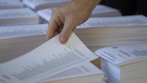 Una persona coge una papeleta electoral