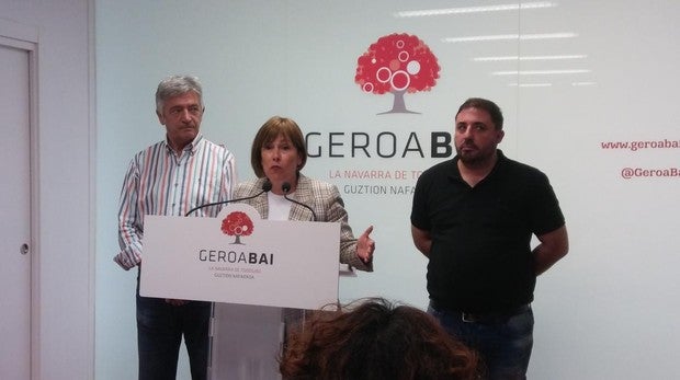 Uxue Barkos acompañada de Koldo Martínez (izquierda) y Unai Hualde (derecha)