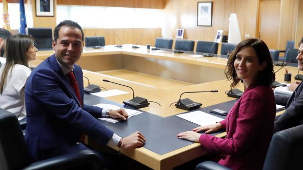 Ignacio Aguado (Cs) e Isabel Díaz Ayuso (PP) en la reunión que celebraron ayer para alcanzar un acuerdo y cogobernar la Comunidad de Madrid
