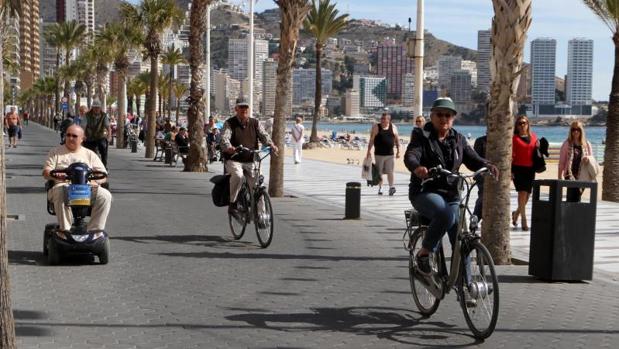 Turistas mayores en el paseo marítimo de Benidorm