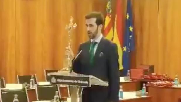 El concejal García Escolano, con su crucifijo de metal jurando el cargo
