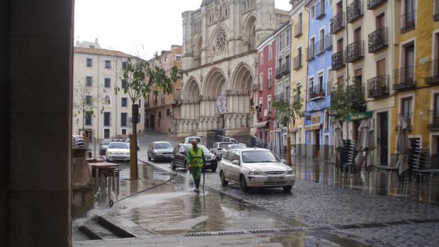Vehículos transitando por la Plaza Mayor de Cuenca