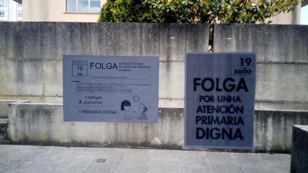 Carteles informativos sober la huelga en un centro sanitario