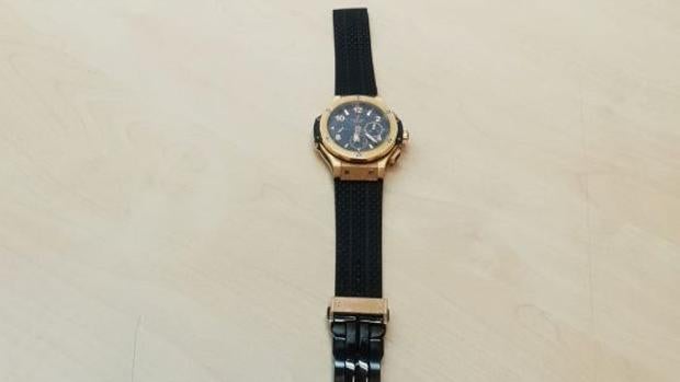 El reloj, valorado en unos 30.000 euros, fue entregado a la víctima, que sufrió heridas leves