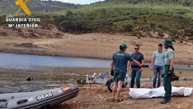 Grupos especiales de actividades subacuáticas (GEAS) de la Guardia Civil recuperan el cadáver