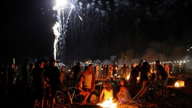 Multitud de personas celebran la noche de San Juan.