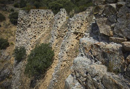 Restos del muro de mampostería de granito derruido tras la tormenta de 1799