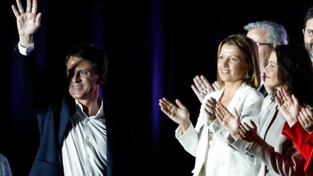 Valls, con Eva Parera e Inés Arrimadas, durante la campaña electoral