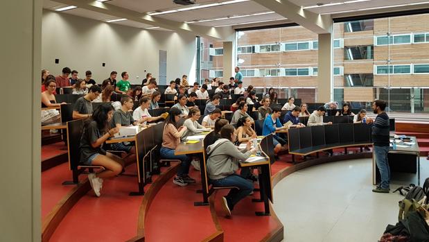 Estudiantes realizando las pruebas de selectividad en un tribunal de Barcelona