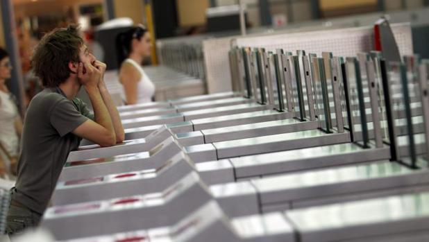 Viajeros en la Estación del Norte de Valencia