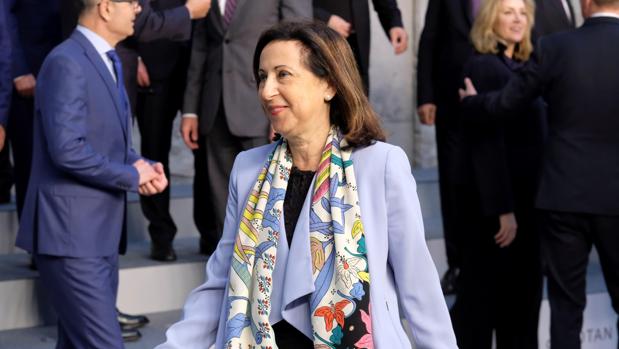 Margarita Robles tras posar para una foto de familia durante la reunión de los ministros de Defensa de la OTAN en Bruselas (Bélgica)