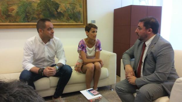 Los dirientes socialistas María Chivite y Ramón Alzórriz, ayer con el presidente del Parlamento navarro