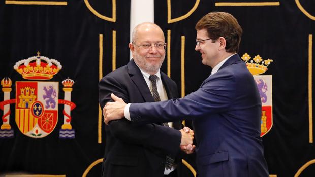 Igea y Mañueco se dan la mano tras la firma hace una semana de un pacto programático con cien medidas
