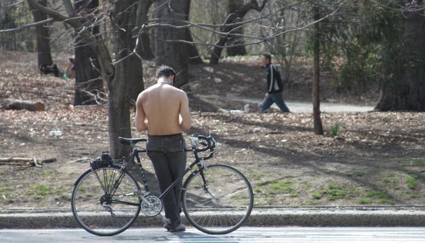 Un ciclista en Prospect Park, en el barrio de Brooklyn, Nueva York
