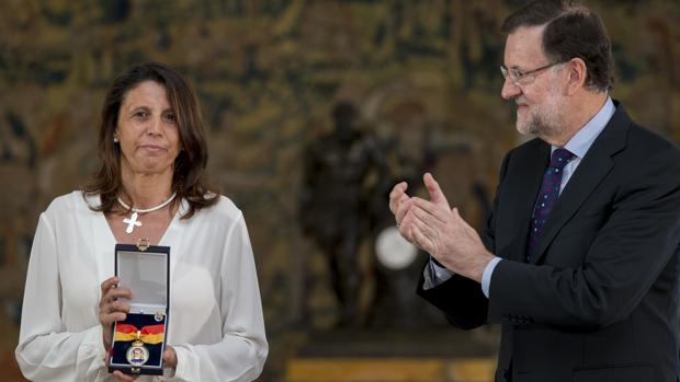 Ana Velasco recoge en 2015 la Medalla de la Orden del Mérito Constitucional a título póstumo para su madre, Ana María Vidal-Abarca, quien fuera propulsora de la Asociación de Víctimas del Terrorismo (AVT)